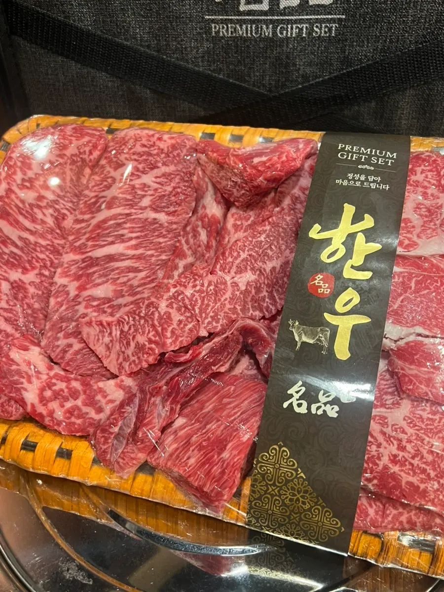Contents of Uno's beef gift set