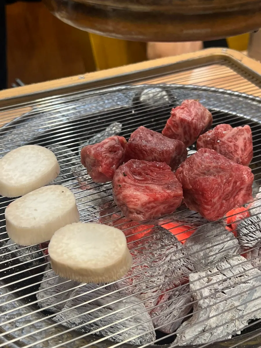 Plated raw meat from the Uno Galbi Assortment (800g)