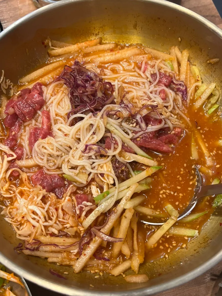 Mixing the hanwoo yukhoe bibimbap