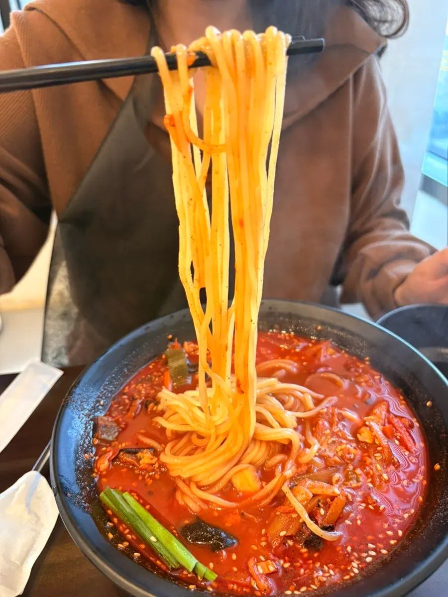 Close-up of the handmade jjamppong noodles