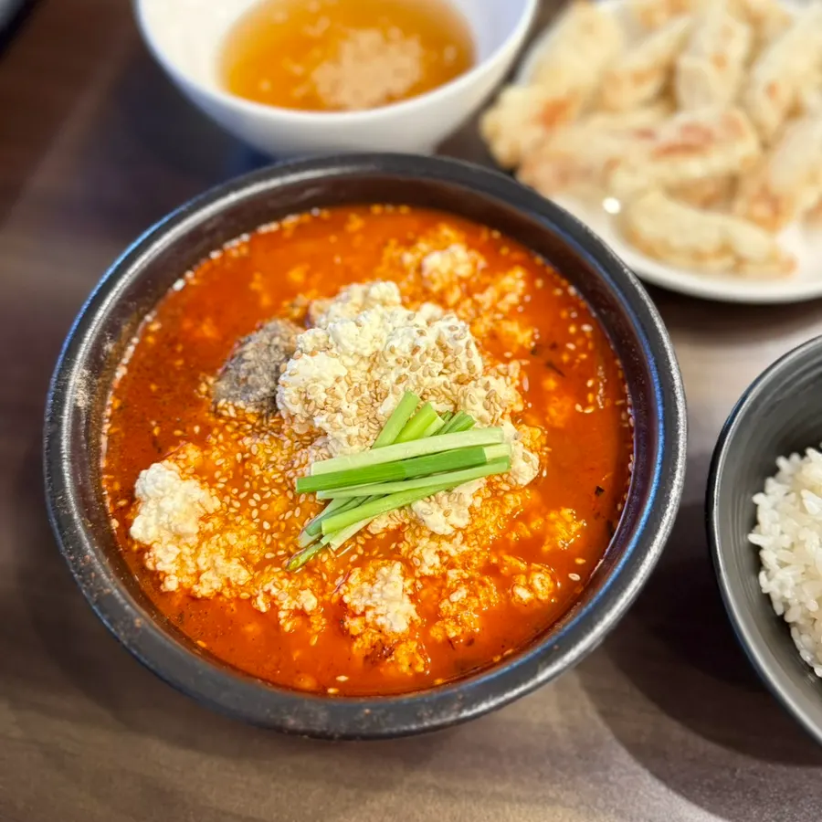 순두부짬뽕 국물에 밥을 곁들인 모습