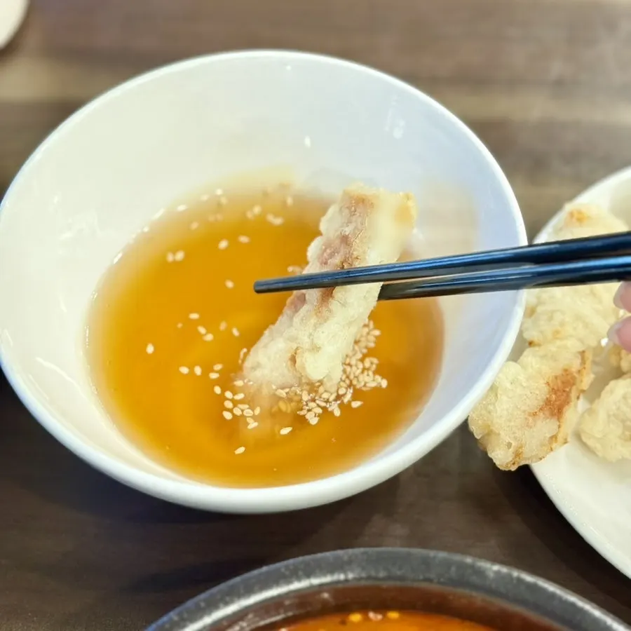 두툼한 고기가 보이는 탕수육 단면