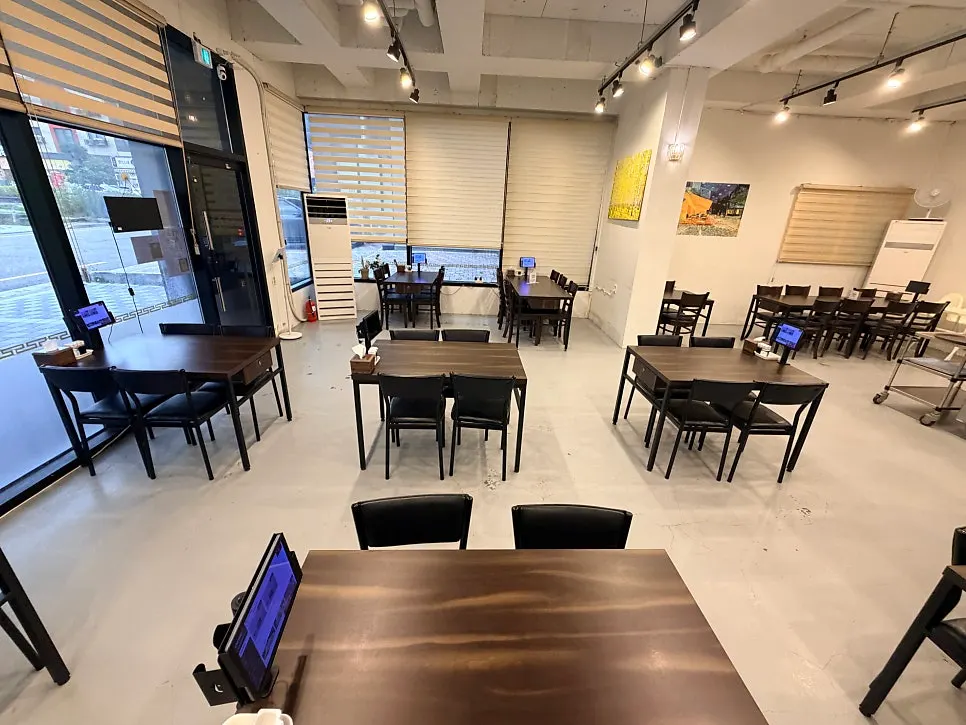 Interior dining hall of Bongga Gyodong Banjeom during a quiet stretch