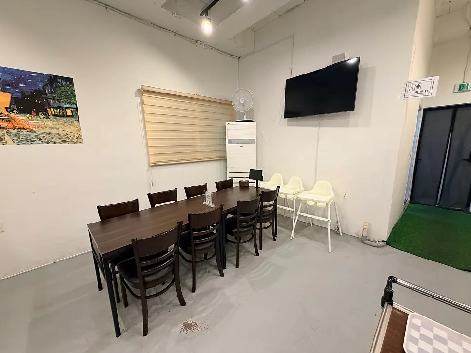 Seating arrangement at Bongga Gyodong Banjeom suitable for family gatherings