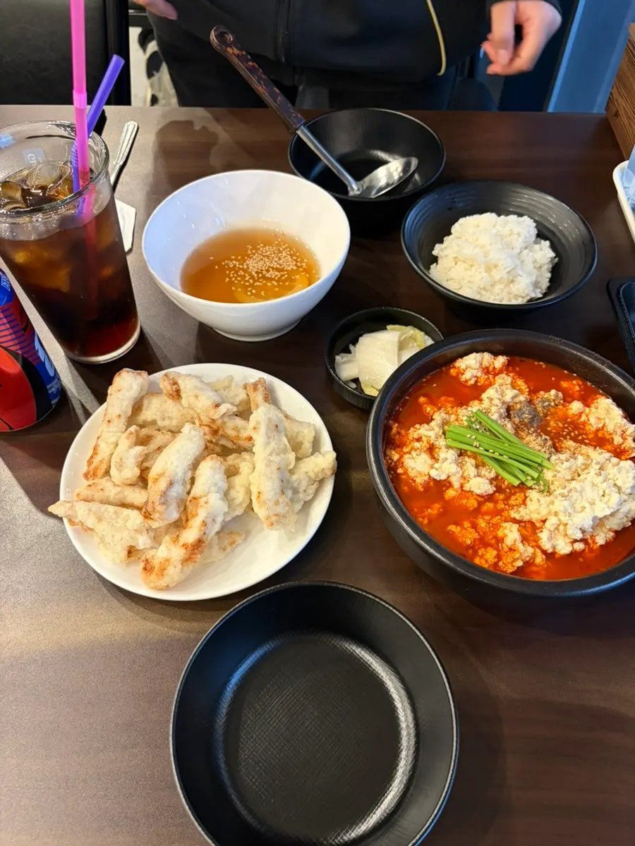 짬뽕과 탕수육을 함께 차린 식탁