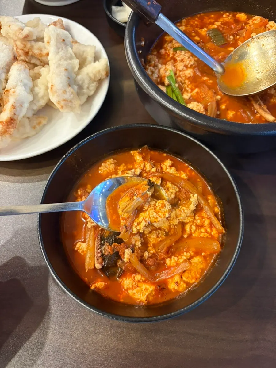 먹는 중인 순두부짬뽕 그릇