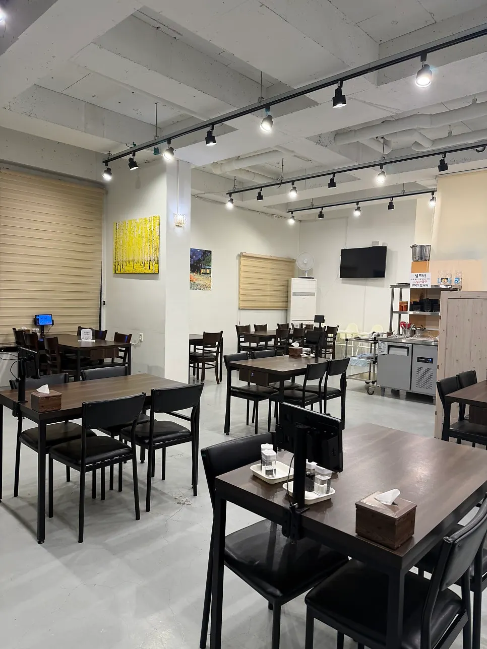Full view of the interior of Bongga Gyodong Banjeom