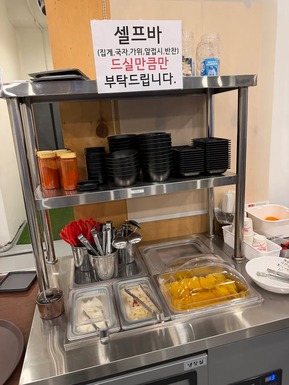 Clean seating area at Bongga Gyodong Banjeom