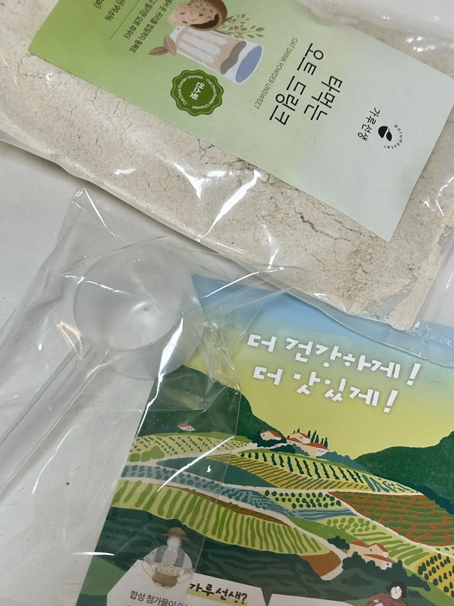 Holding the unsweetened oat powder pouch