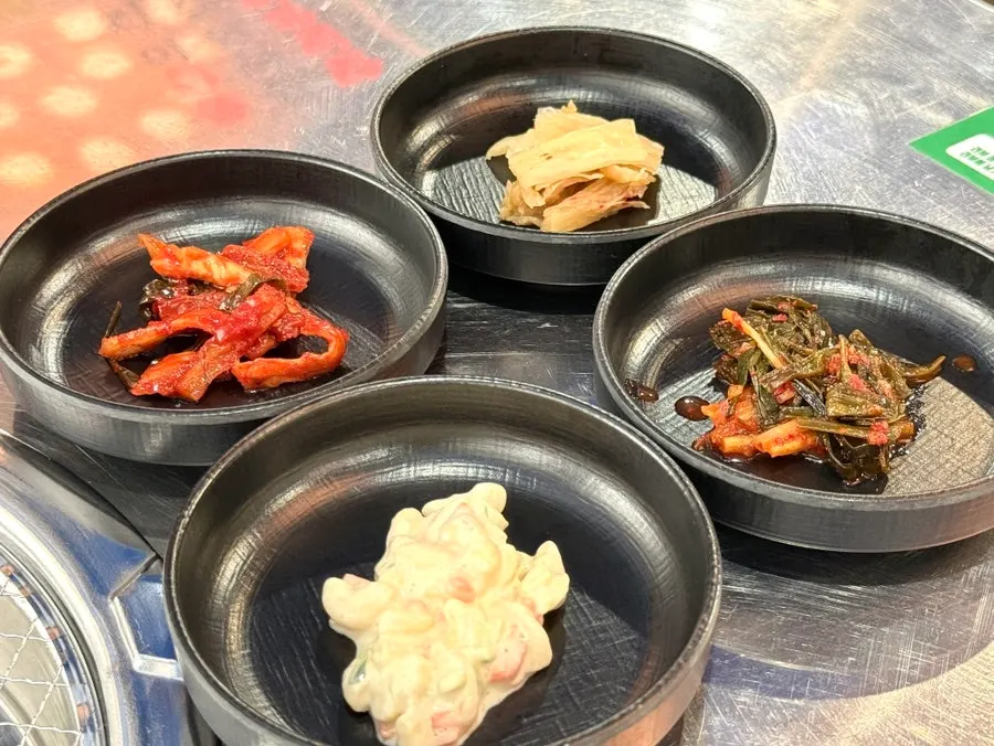 Neatly arranged basic side dishes at Untan