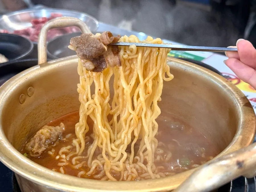 Bubbling broth of the usamgyeop ramyeon