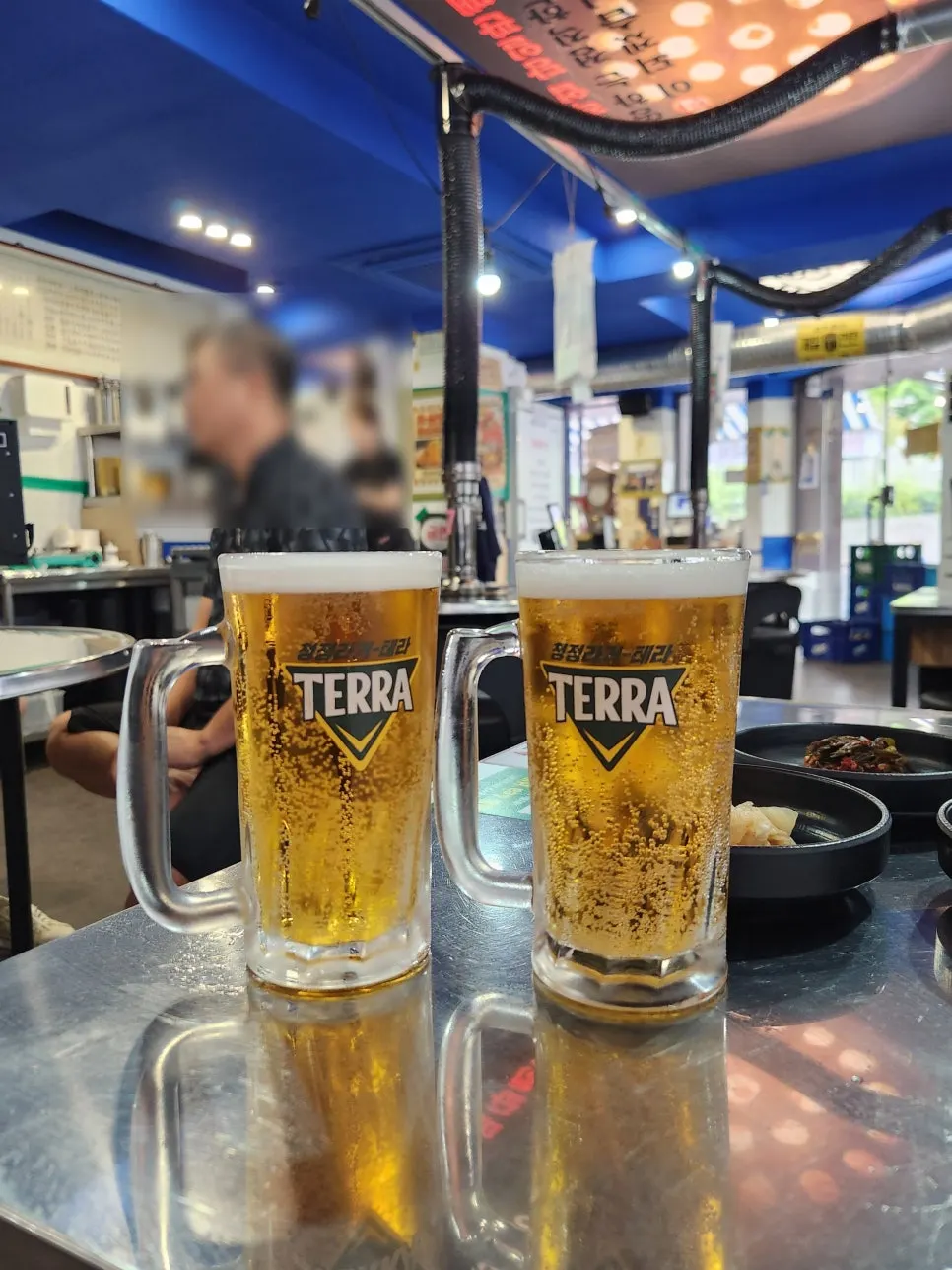A glass of Untan Taepyeong's ₩1,900 draft beer