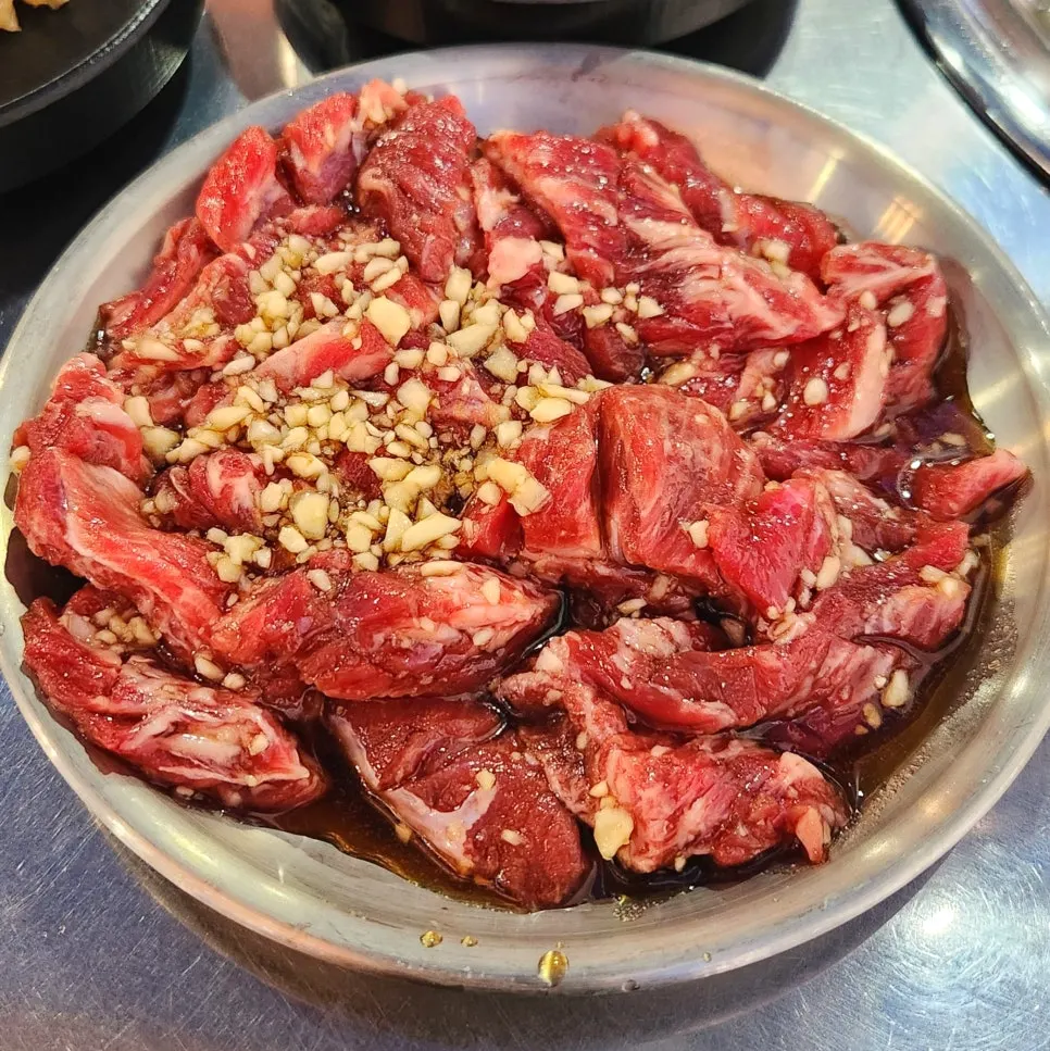Plate of sogalbisal covered in chopped garlic