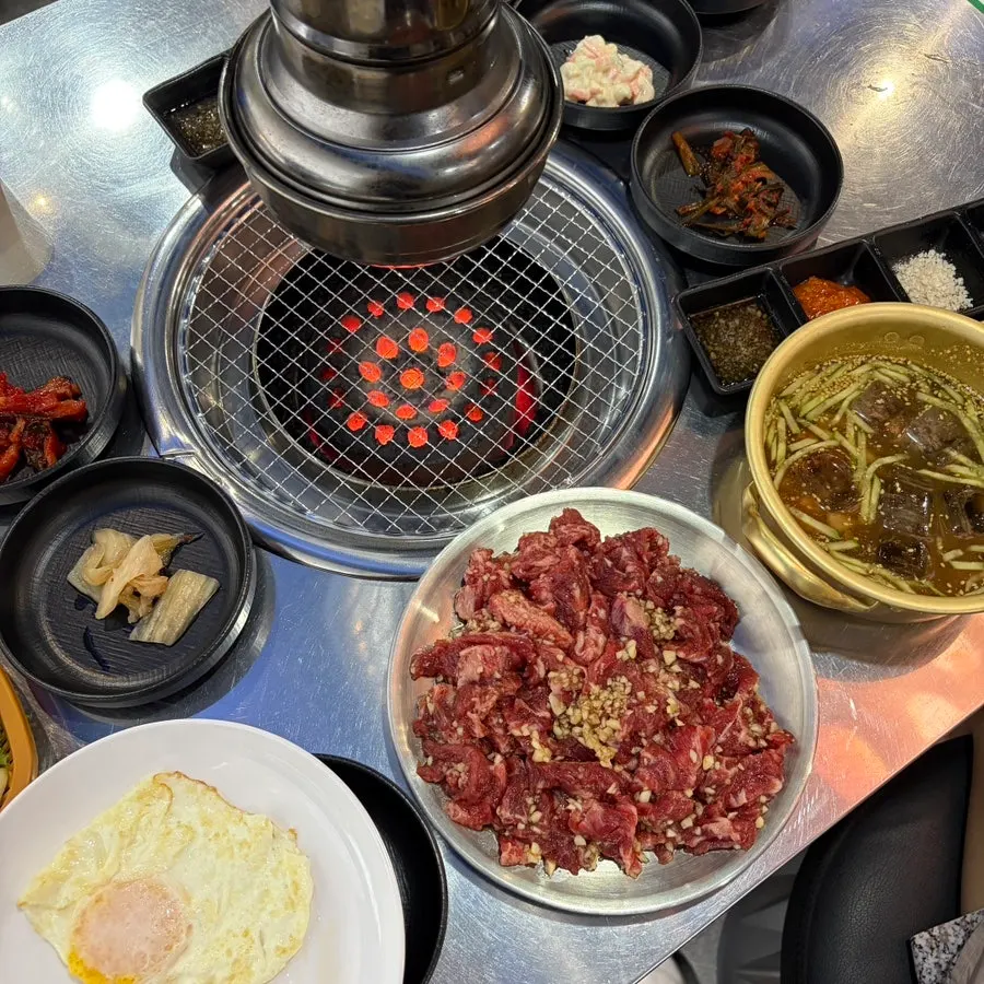 테이블에 차려진 음식