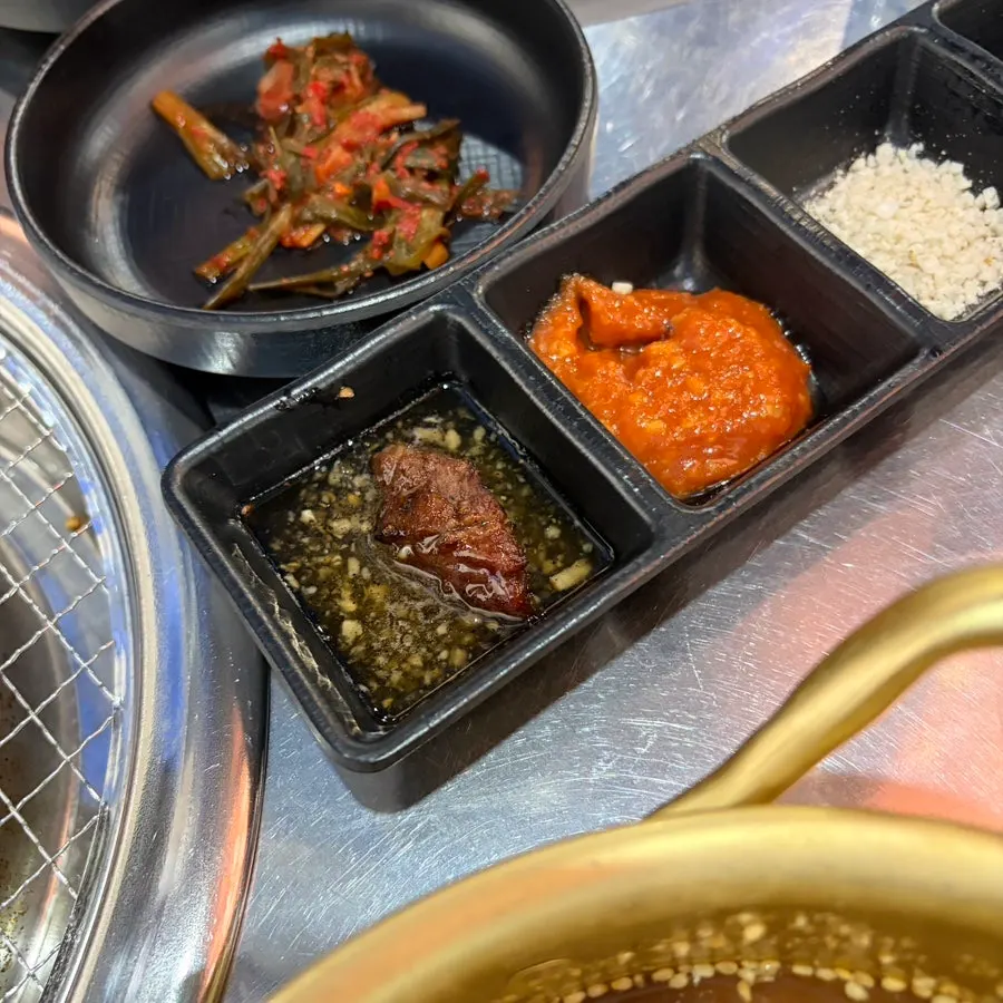 마늘소스에 찍은 소갈비살