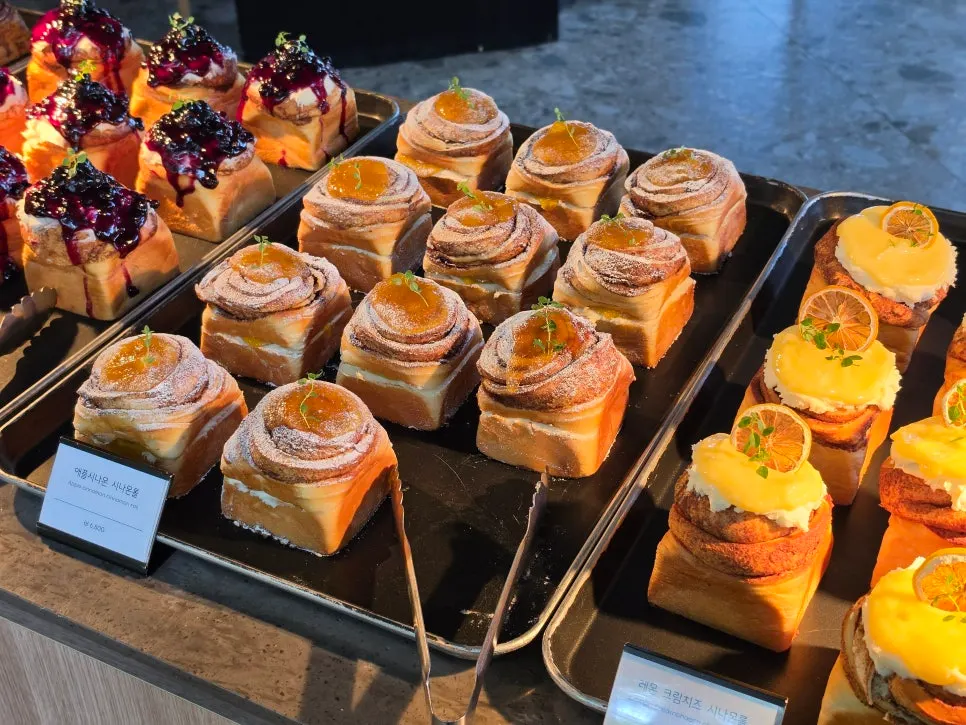 빵이 많이 소진된 카페 먹 진열대