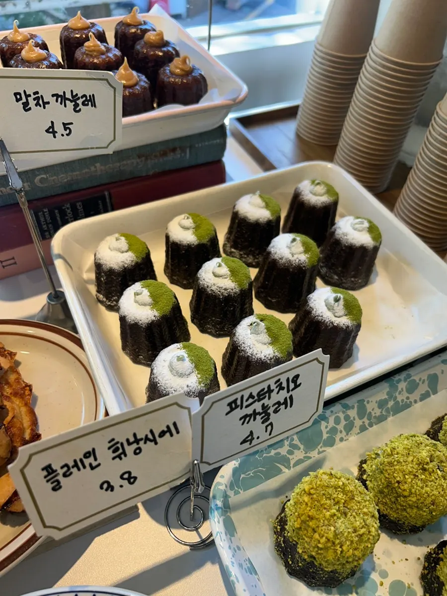어퍼앤언더 까눌레 진열 모습