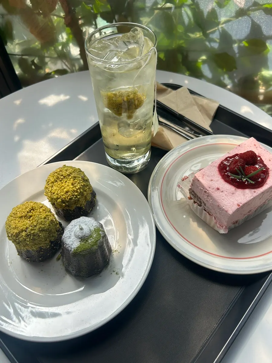 피스타치오 분태가 덮인 까눌레와 말차 까눌레