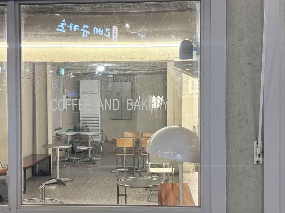 어퍼앤언더 카페 내부 좌석 전경