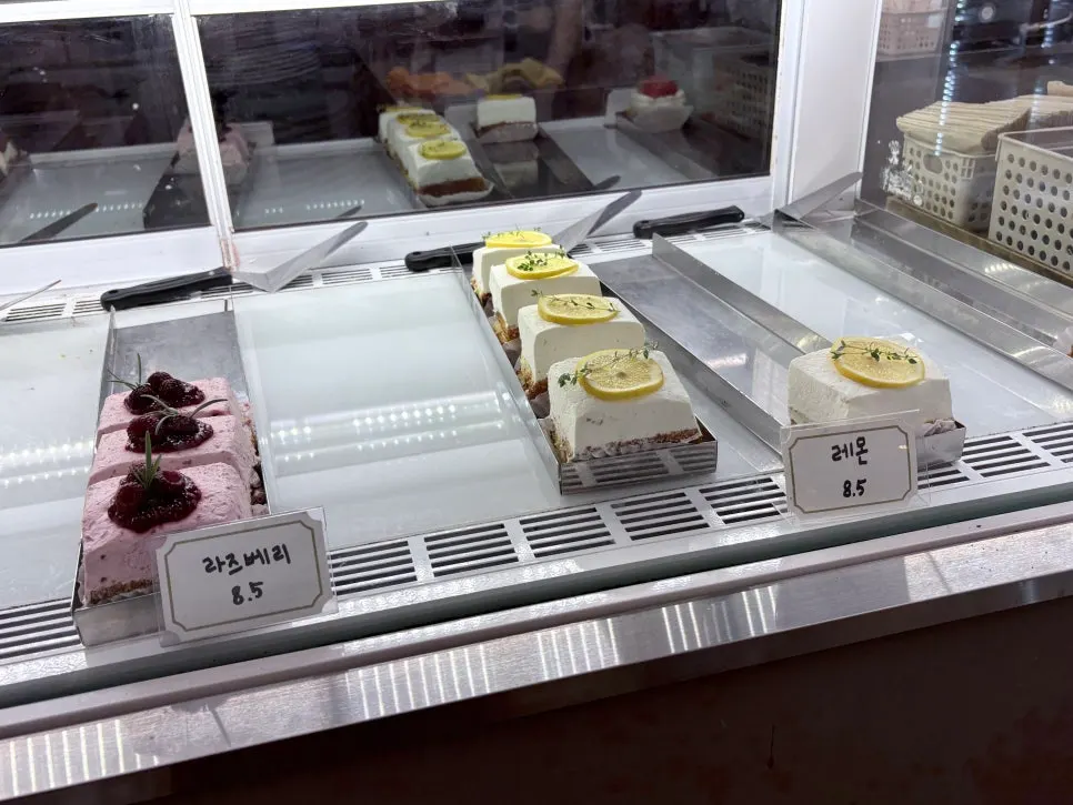 어퍼앤언더 케이크 진열 모습