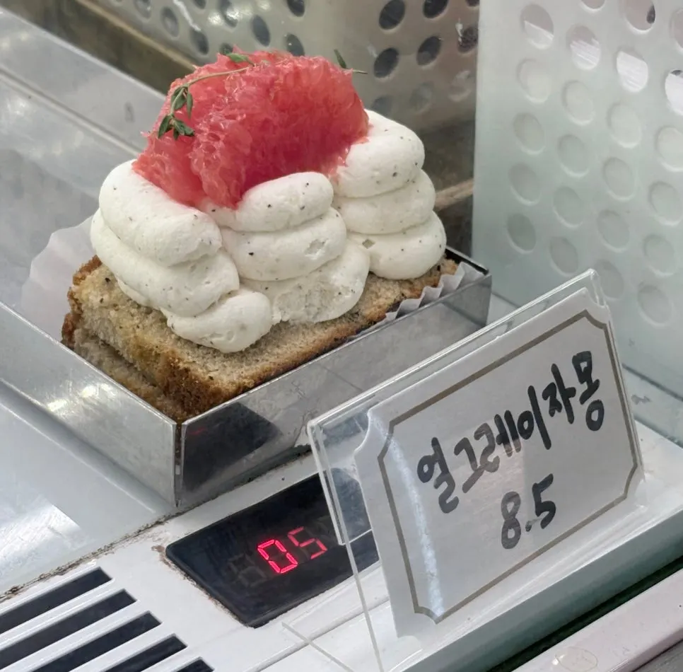 어퍼앤언더 남은 디저트 진열대