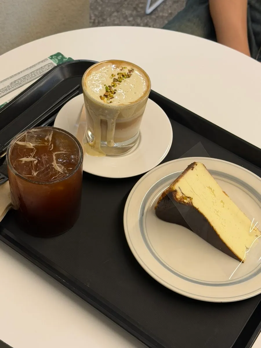 피스타치오 크림이 올라간 시그니처 라떼