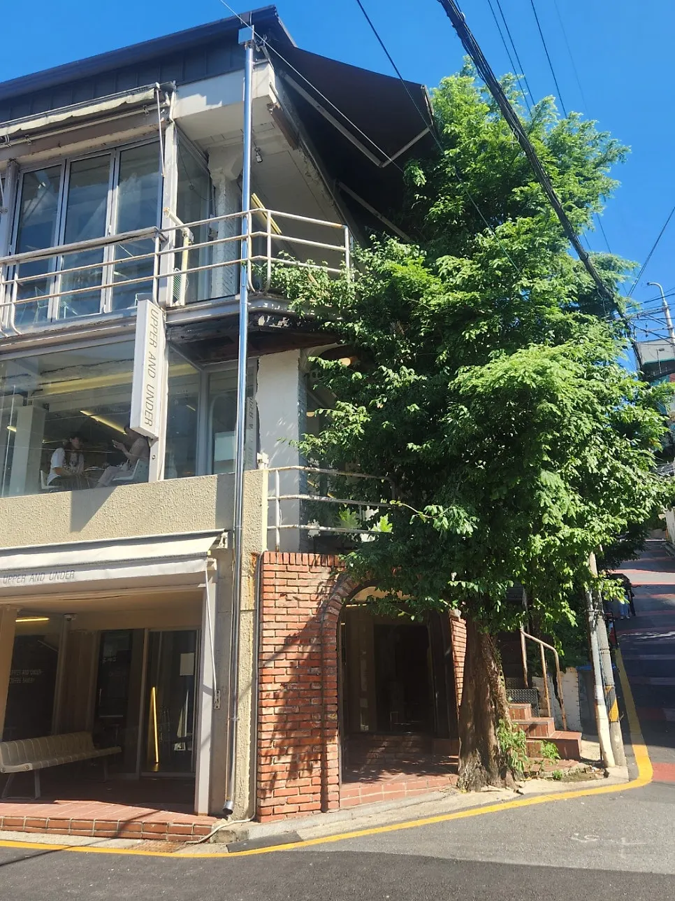 Exterior of Upper and Under café near Sinnonhyeon Station