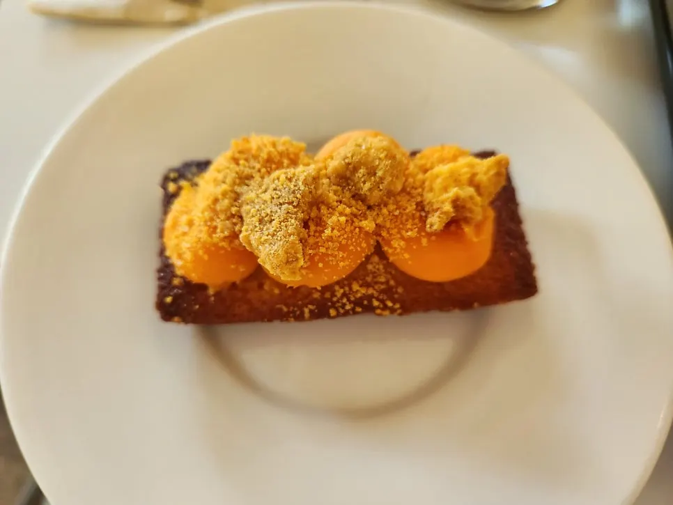 Hwangchiju financier topped with cookie crumbs