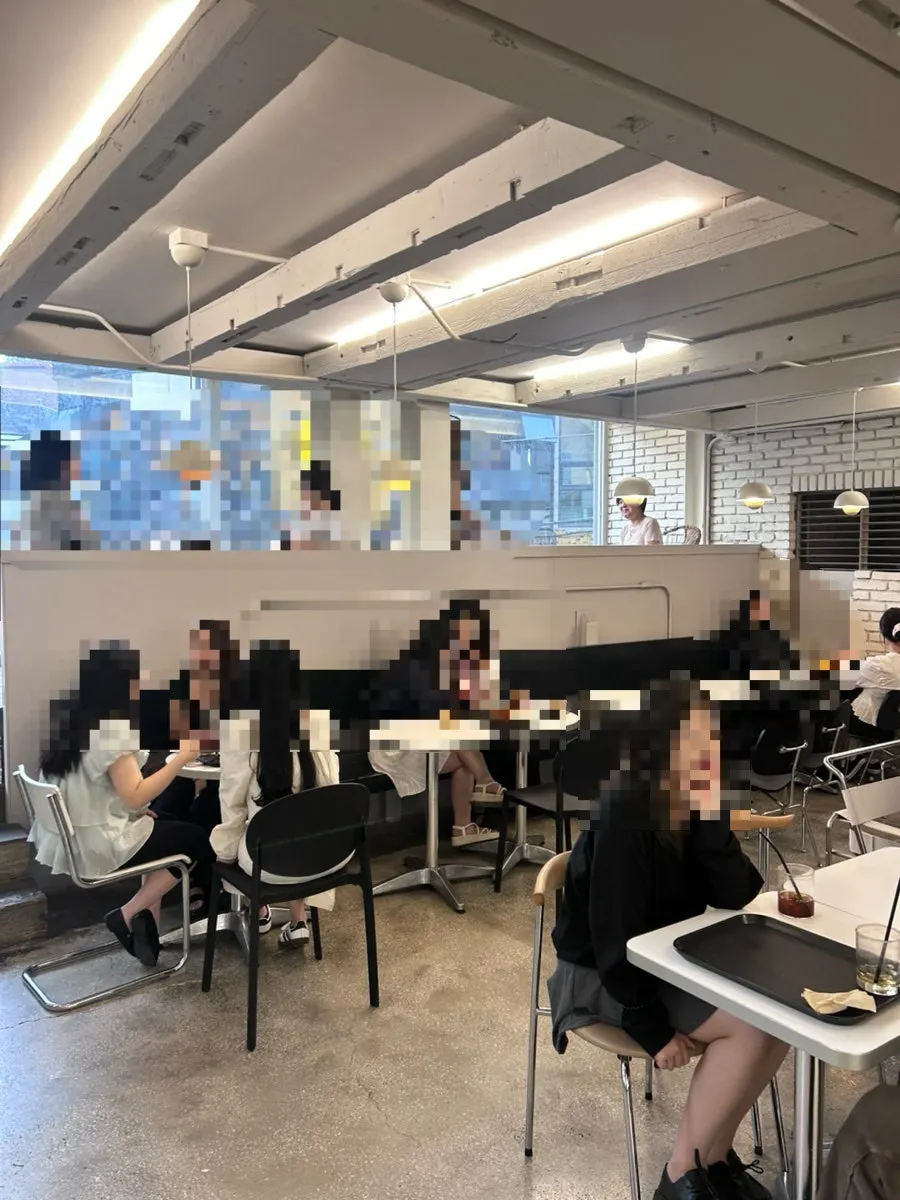 어퍼앤언더 입구와 작은 테라스 공간