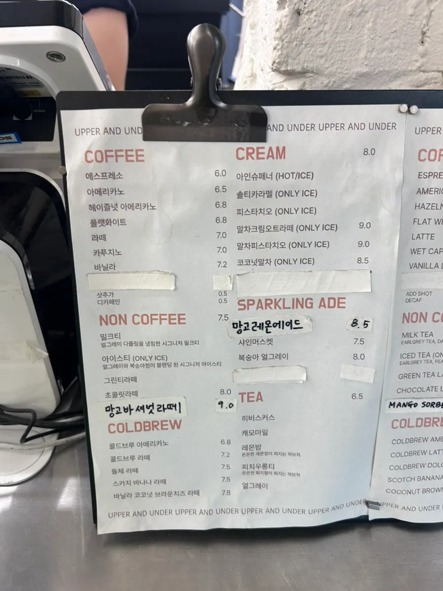 1층과 2층으로 이어지는 어퍼앤언더 내부 좌석