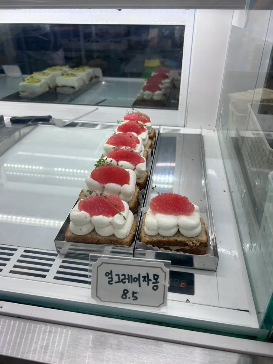 어퍼앤언더 커피와 크림라떼 메뉴판
