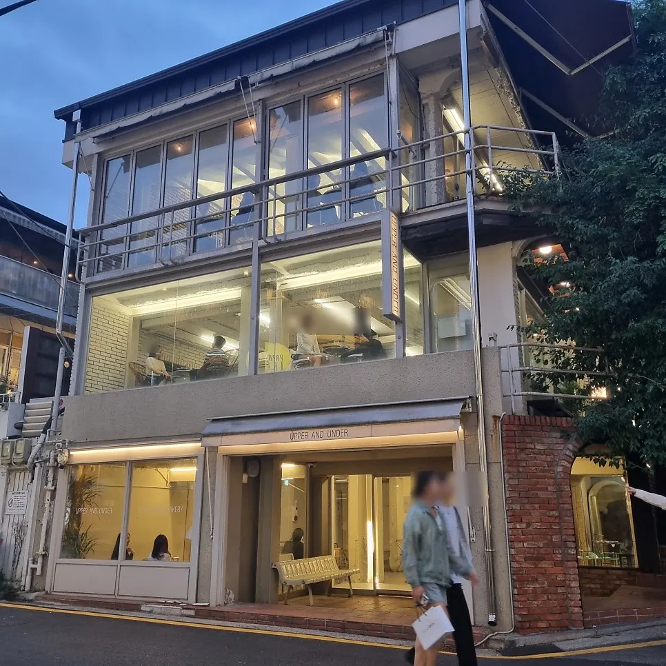 View of the Gangnam Station café visited after dinner