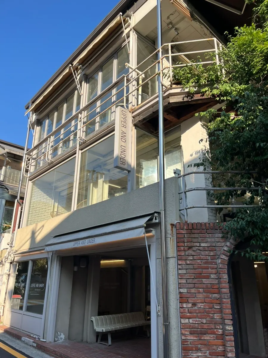 Exterior of Upper and Under between Sinnonhyeon and Gangnam stations