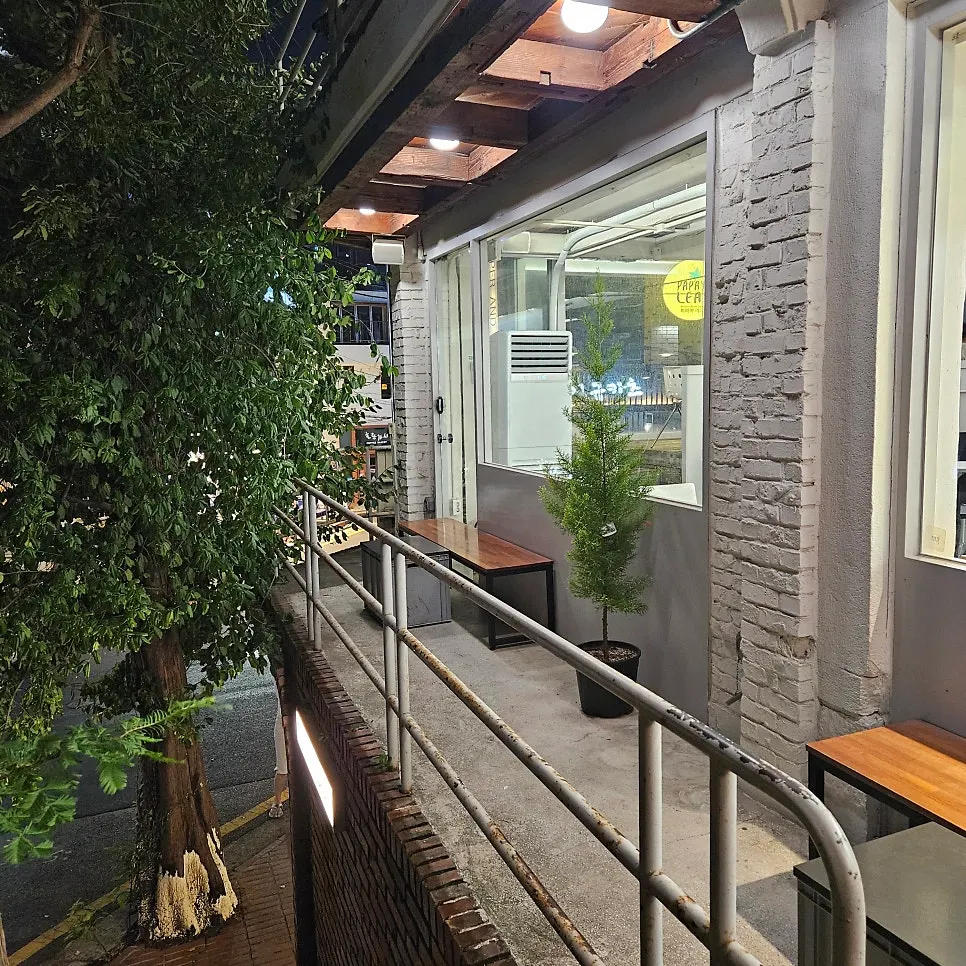 어퍼앤언더 강남대로102길 입구 모습
