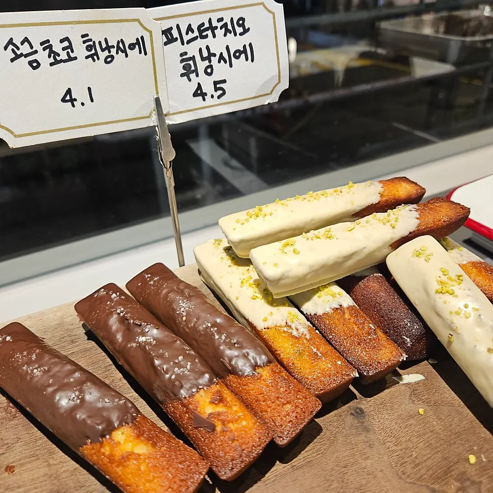 어퍼앤언더 다양한 디저트 진열