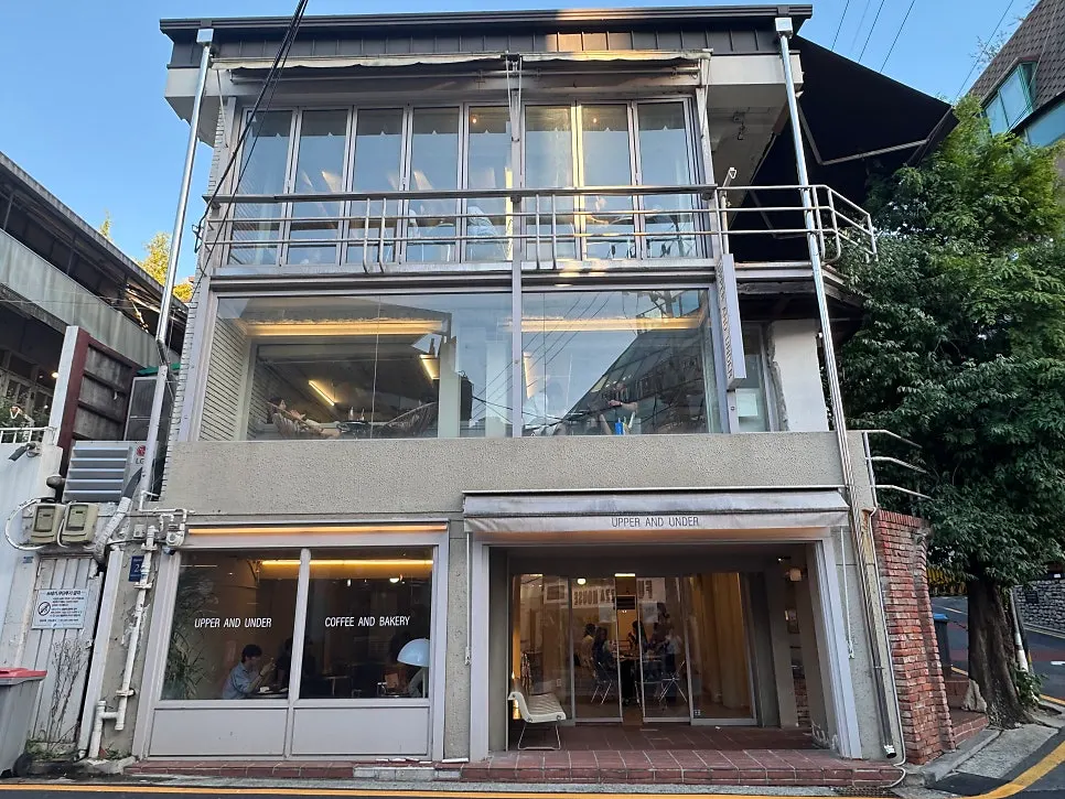 Exterior of Upper and Under, a terrace café near Gangnam Station