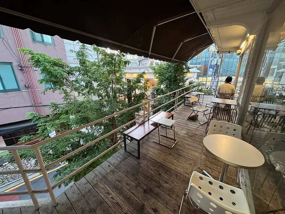 Exterior of Upper and Under in the alley behind Gangnam CGV