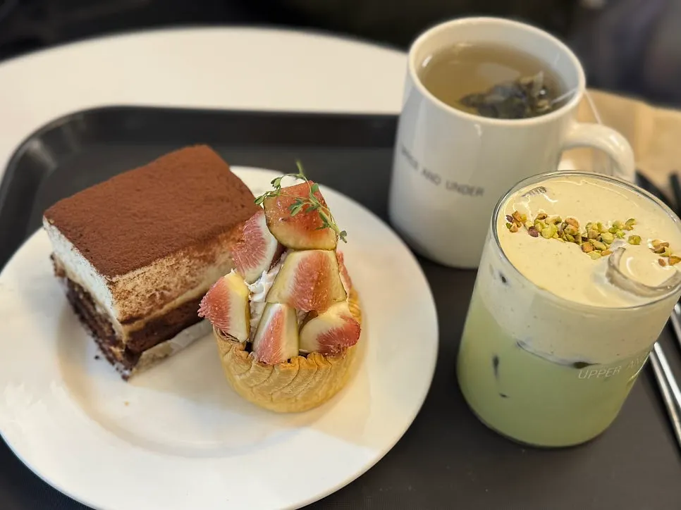 Refrigerated showcase with tiramisu and cheesecake