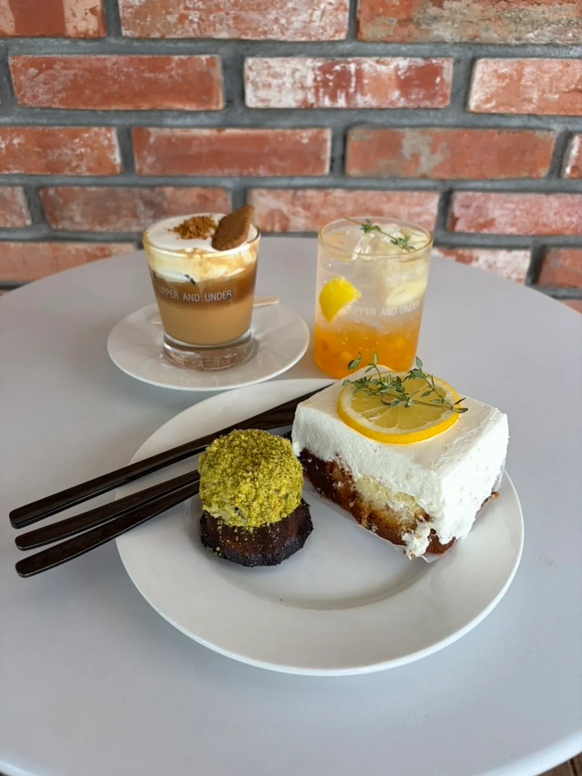 강남역 카페거리 어퍼앤언더 건물 외관