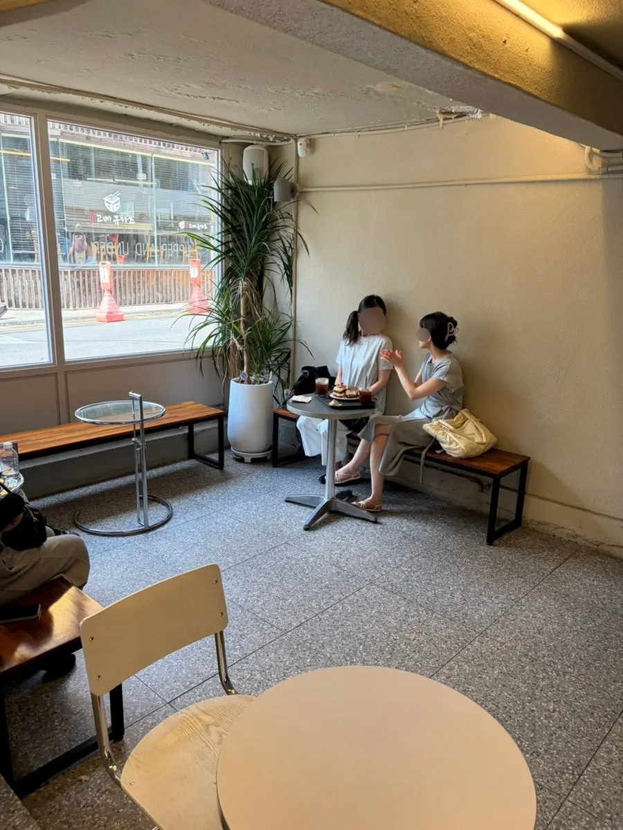 손님으로 북적이는 어퍼앤언더 좌석