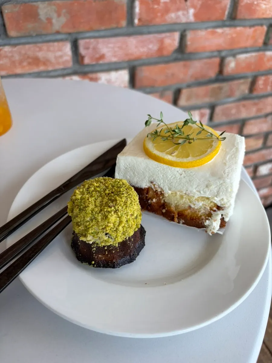 피스타치오와 초콜릿을 올린 까눌레