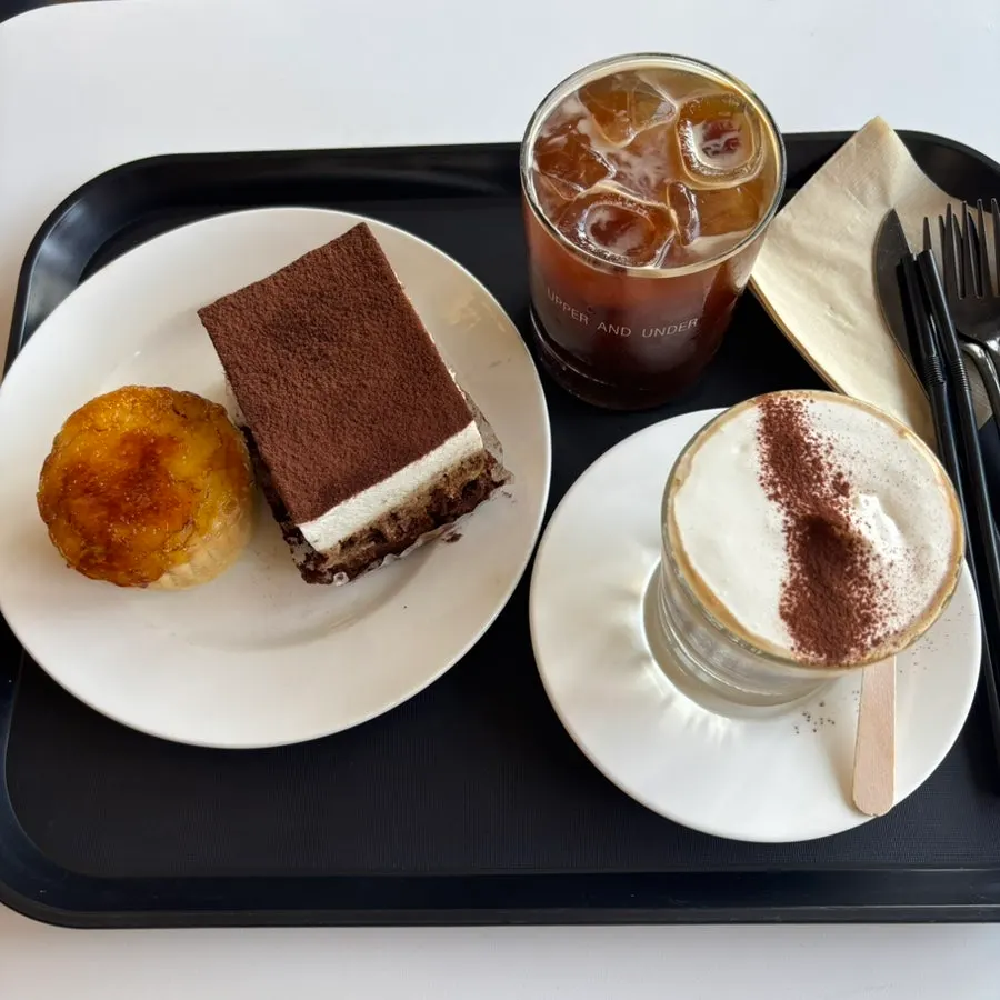 Tray with tiramisu pound cake and two drinks