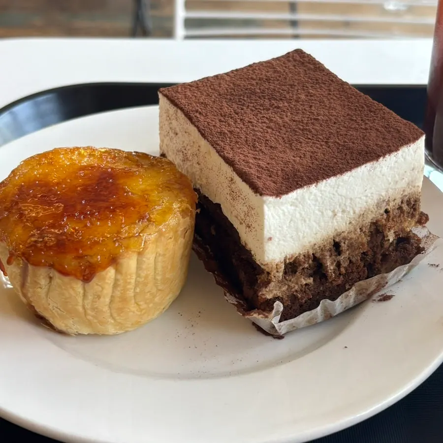 Iced americano paired with dessert
