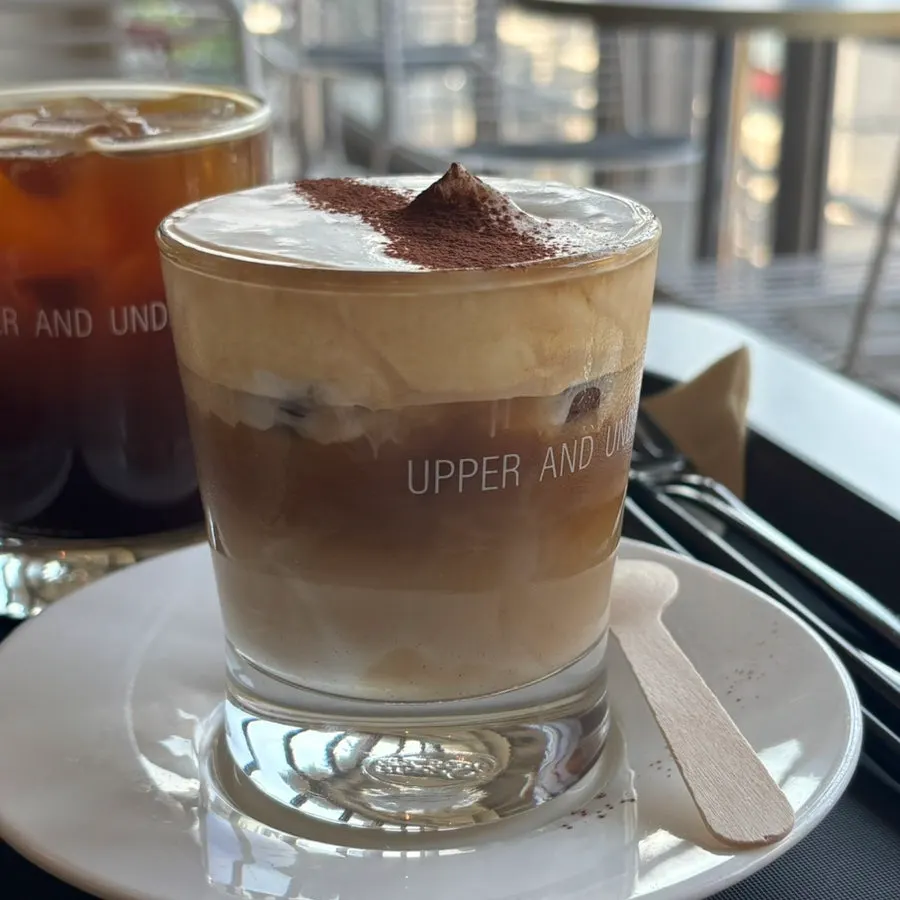 A layered iced einspänner