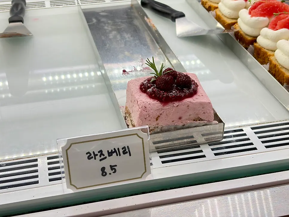 어퍼앤언더 조각 케이크 진열