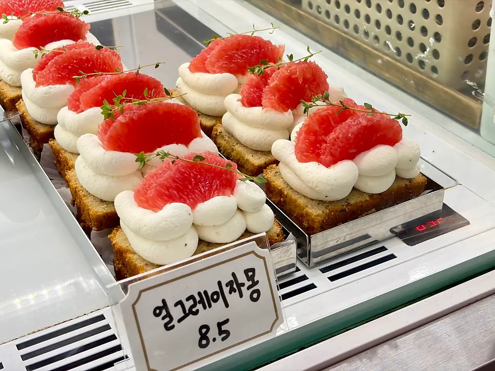 어퍼앤언더 디저트 진열 가까이 본 모습