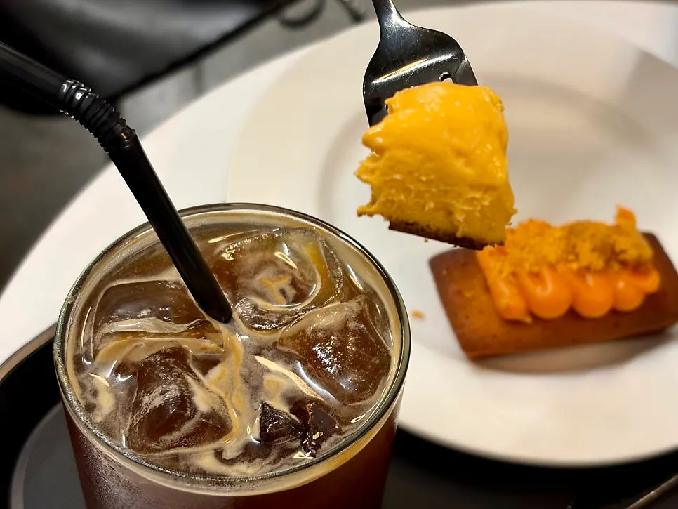 황치즈 바스크 치즈케이크와 아메리카노