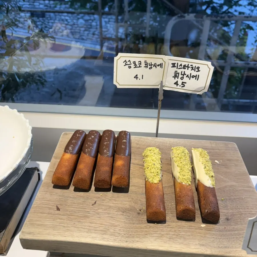 맛별로 놓인 구움과자 디저트