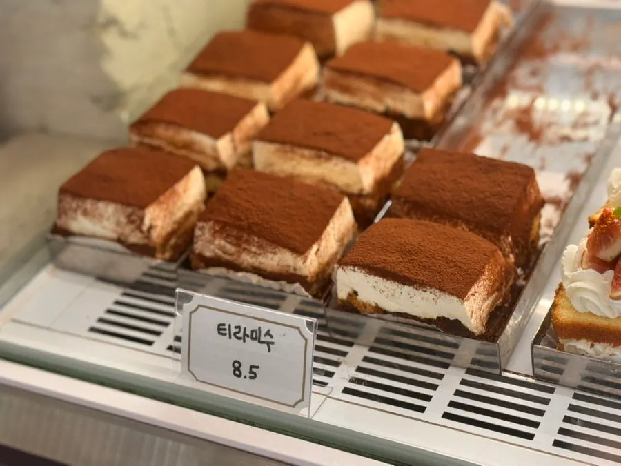 Scene in front of the counter while choosing desserts