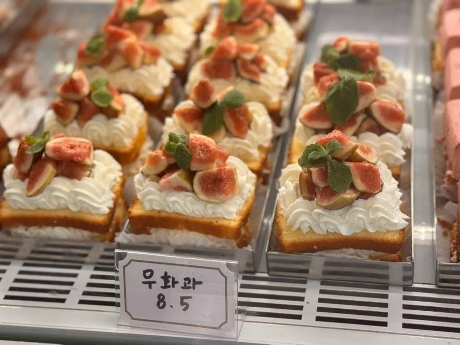 Tray holding the ordered desserts